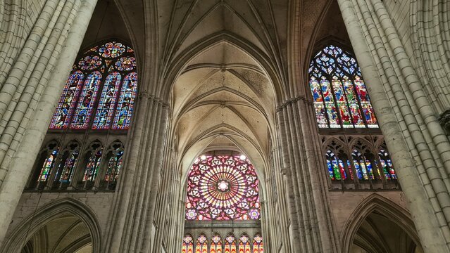 Magnifique perspective architecturale sur le transept et la nef de la Cath&eacute;drale Saint-Pierre-et-Saint-Paul de Troyes (Champagne, France)
