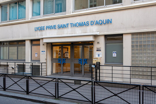 Paris, France - 30 d&eacute;cembre 2025: Vue ext&eacute;rieure du lyc&eacute;e priv&eacute; catholique Saint-Thomas-d'Aquin, &eacute;tablissement scolaire fran&ccedil;ais proposant des classes allant de la seconde g&eacute;n&eacute;rale &agrave; la terminale