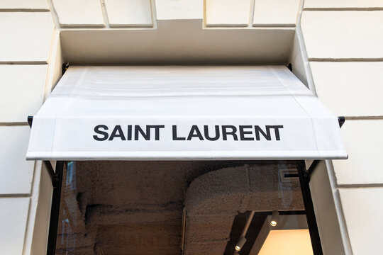 Paris, France - 30 d&eacute;cembre 2025: Enseigne sur l'auvent d'une boutique Yves Saint Laurent. Yves Saint Laurent, commun&eacute;ment abr&eacute;g&eacute;e YSL, est une entreprise fran&ccedil;aise sp&eacute;cialis&eacute;e dans la mode et le luxe