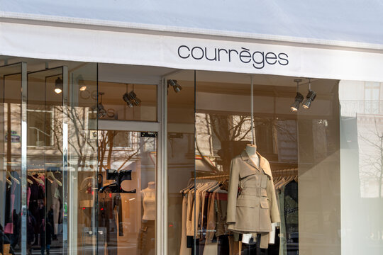Paris, France - 30 d&eacute;cembre 2025: Devanture d'une boutique Courr&egrave;ges. Courr&egrave;ges est une marque de mode  fran&ccedil;aise fond&eacute;e par les designers Andr&eacute; et Coqueline Courr&egrave;ges