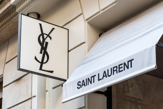 Paris, France - 30 d&eacute;cembre 2025: Enseigne et logo d'une boutique Yves Saint Laurent. Yves Saint Laurent, commun&eacute;ment abr&eacute;g&eacute;e YSL, est une entreprise fran&ccedil;aise sp&eacute;cialis&eacute;e dans la mode et le luxe