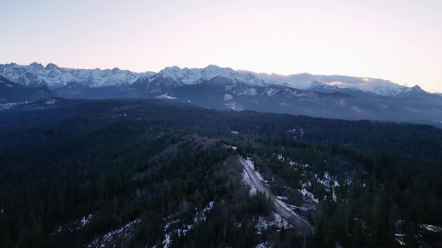 Tatry - Polska - piękne g&oacute;rskie widoki nagrane dronem w zimę.