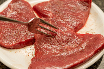 Zubereitung mit Salz und Pfeffer - Rotes Fleisch in der K&uuml;che