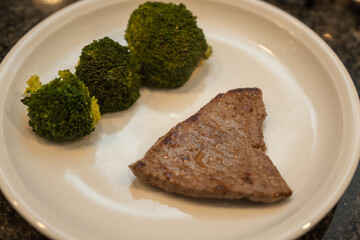 Gesundes Essen - Teller mit Gem&uuml;se, Broccoli und gebratenem Steak