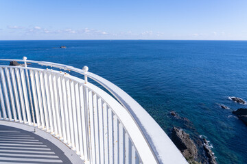 大王埼灯台の上からの眺める紺碧の海