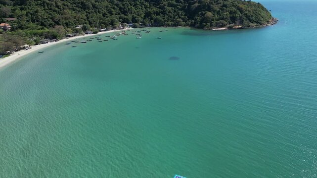 에머럴드빛 바다를 자랑하는 태국 라용 해변과 레저보트, 낚시보트 들