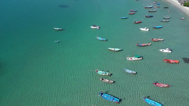 에머럴드빛 바다를 자랑하는 태국 라용 해변과 레저보트, 낚시보트 들