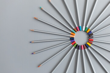 colored pencils are arranged in a circle