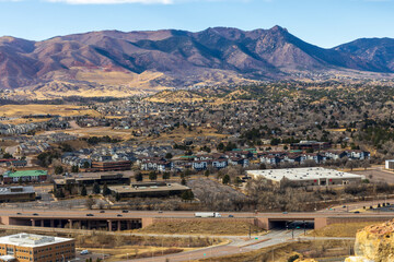 Obraz premium Colorado Living. Colorado Springs, Colorado - Residential Winter Panorama with the view of the Front Range mountains in the distance viewed from the top of Pulpit Rock