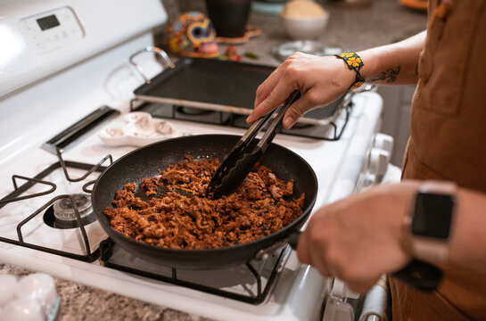 chef preparing food carne
