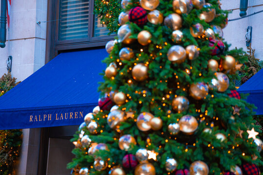 Polo Ralph Lauren Storefront, Christmas Tree, Festive Decorations, Flagship Store, New Bond Street, Mayfair, Central London, UK &mdash; 30 December 2025
