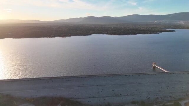 Presa embalse pantano Valmayor El Escorial lago con sierra Guadarrama al fondo