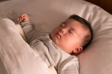 高級ホテルの客室で眠る日本人の男の子の赤ちゃん