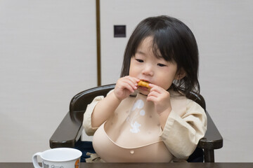 旅館で食事をする日本人の女の子の幼児