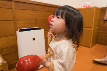 カラオケを歌う日本人の女の子の幼児