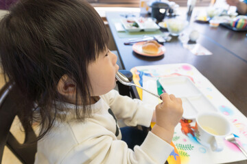 旅館で食事をする日本人の女の子の幼児