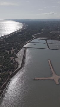 instalaci&oacute;n costera o interior, donde se extrae sal del agua de mar (o de lagunas) mediante evaporaci&oacute;n solar en grandes balsas, creando paisajes &uacute;nicos 