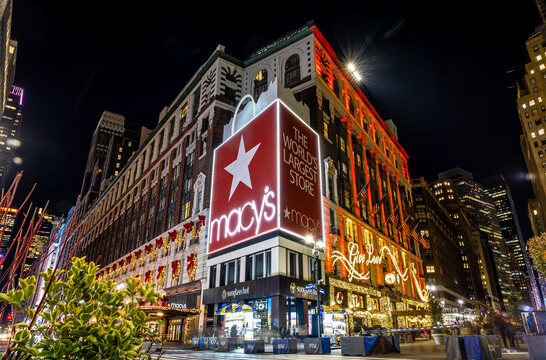 Macy&rsquo;s Herald Square at Night During Christmas Season