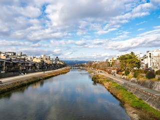 Fototapeta premium 青空と雲が広がる冬の京都・鴨川の風景