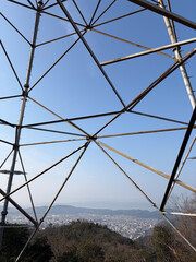 送電線の鉄塔越に見える山科の街並み