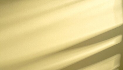 淡いイエローの背景に柔らかい日差しと影が差し込む高級感あるおしゃれななテクスチャ背景