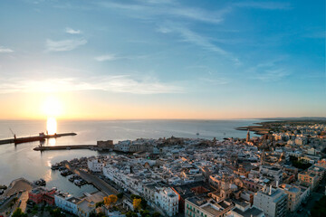 panorma del centro storico di monopoli in provincia di bari visto dall'alto all'alba