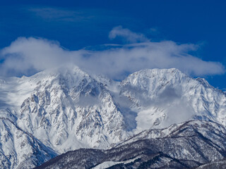 冠雪した北アルプスの山並み　長野県白馬村