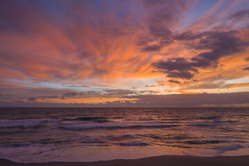 Obraz premium Dramatic Pre-Sunrise Sky Over Atlantic Ocean at Highland Beach Florida