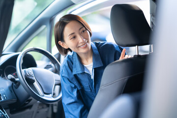 車の修理をするミドルの女性の自動車整備士