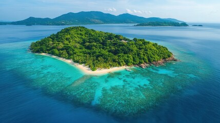 Fototapeta premium An aerial view of a lush, tropical island with a white sand beach surrounded by clear blue water and coral reefs.
