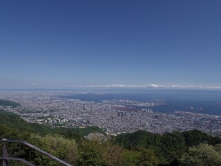 高台から望む神戸市の全景と港湾