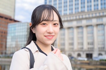 オフィス街で通勤をする日本人ビジネスウーマン