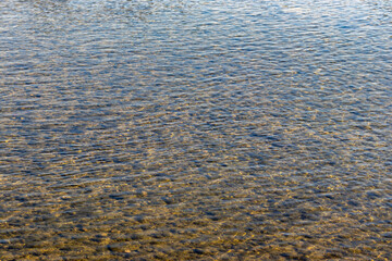 穏やかに波立つ澄んだ川の水