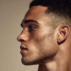 Obraz premium Detailed portrayal of skin, pores, freckles, and natural imperfections. Uses soft lighting and light makeup. Suitable for skincare, cosmeceutical, and skin health advertising.