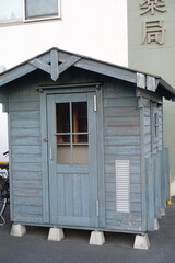 薬局の小屋。old wooden house