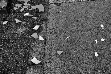 割れた鏡の破片が散らばる道路　asphalt texture background