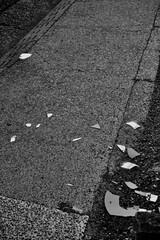 割れた鏡の破片が道路に散らばる　asphalt road texture