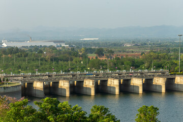 Obraz premium A panoramic view of the massive dam is striking, with stunning river scenery against a clear blue sky.