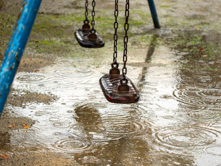 雨の日のブランコと水溜まり