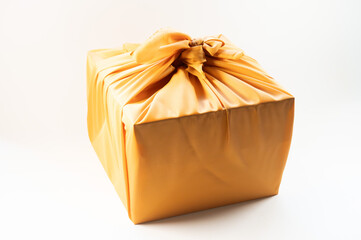 風呂敷に包まれた贈り物