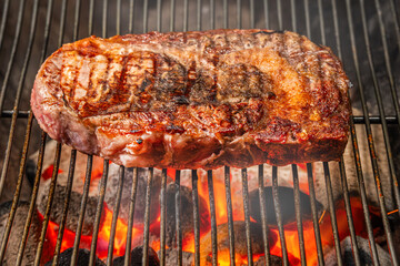 ワイルドに焼くステーキ　Grill a steak over an outdoor