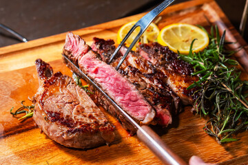 ワイルドに焼くステーキ　Grill a steak over an outdoor