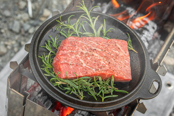 ワイルドに焼くステーキ　Grill a steak over an outdoor