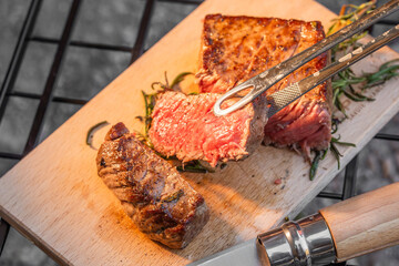 ワイルドに焼くステーキ　Grill a steak over an outdoor