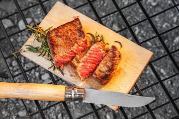 ワイルドに焼くステーキ　Grill a steak over an outdoor