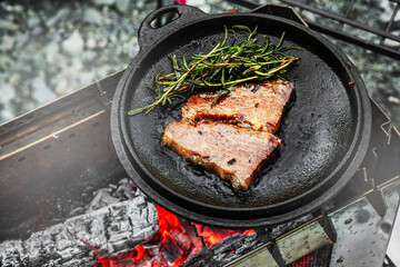 ワイルドに焼くステーキ　Grill a steak over an outdoor