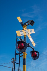 青空に映える踏切警報機