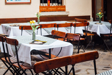 tables et chaises vides dans un restaurant. Mobilier de restaurant ancien. Brasserie en Italie. Vacances en Italie. Tables d&eacute;cor&eacute;es pour manger
