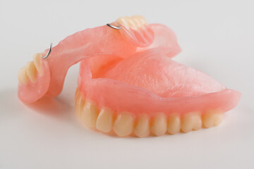 Removable plastic dentures for dental restoration