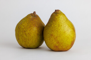 2つの熟した西洋なし（ラ・フランス）、白背景
